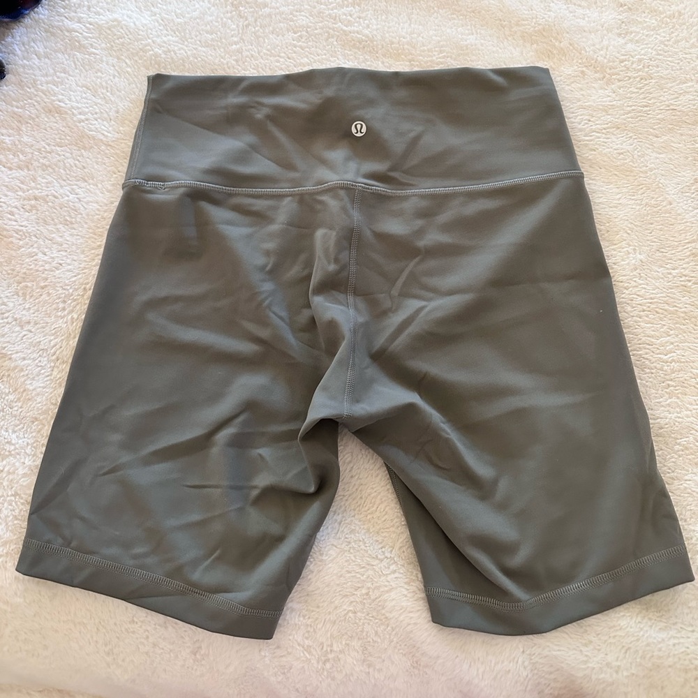 Lululemon Wunder Train High-Rise
Short 8" grey sage size 12